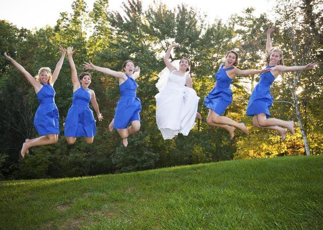 Demoiselles d'honneur en robe bleu avec mariée