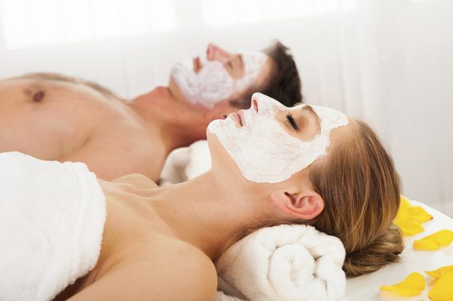 Couple obtenir un soin du visage dans un spa