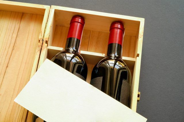 Deux bouteilles de vin dans une boîte avec la carte