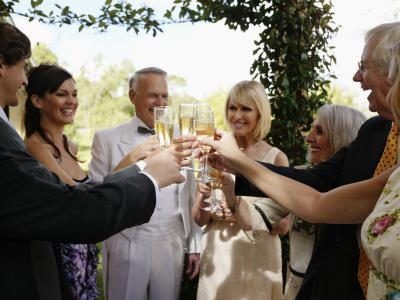 Un invité peut porter un toast à l'marié's parents.