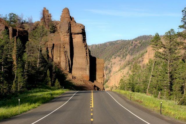 La route de Yellowstone's east entrance is itself photo-worthy.