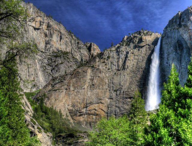 Yosemite Falls peut être vu de la vallée.