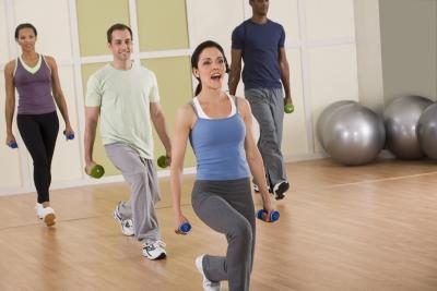Défis d'exercice amener les participants à perdre du poids grâce à un programme d'exercice rigoureux.