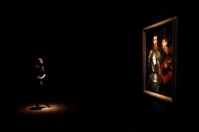 Une femme examine un tableau de Pierre Paul Rubens.