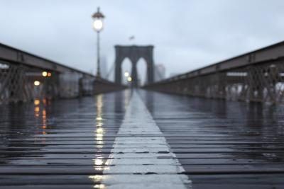 la pluie sur le pont de Brooklyn