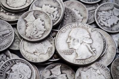 Pile de vieux dimes et quartiers d'argent américains