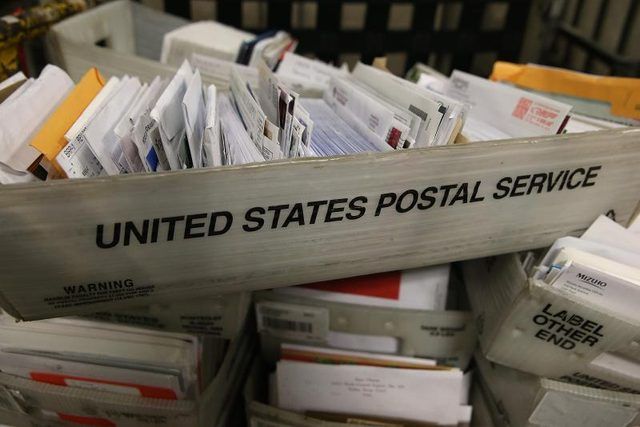 Pile de lettres à un bureau de poste des États-Unis