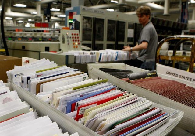 Un travailleur trie le courrier au bureau de poste États-Unis