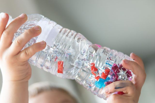 Qu'est-ce sont des bouteilles sensoriels pour enfants d'âge préscolaire?