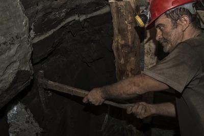 Miner travaillant sous terre