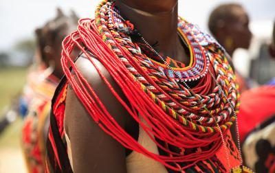 Femme portant collier tribal africain