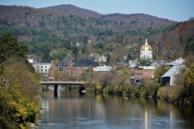 Petite ville au bord du fleuve, dans le Vermont.
