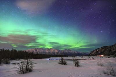Les aurores boréales est considéré recherche sur Knik River en Alaska.