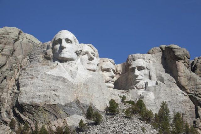Mont Rushmore, un monument célèbre est dans les Black Hills du Dakota du Sud.
