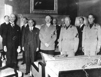 Les dirigeants européens se tiennent avec Adolf Hitler lors d'une conférence dans les années 1930.