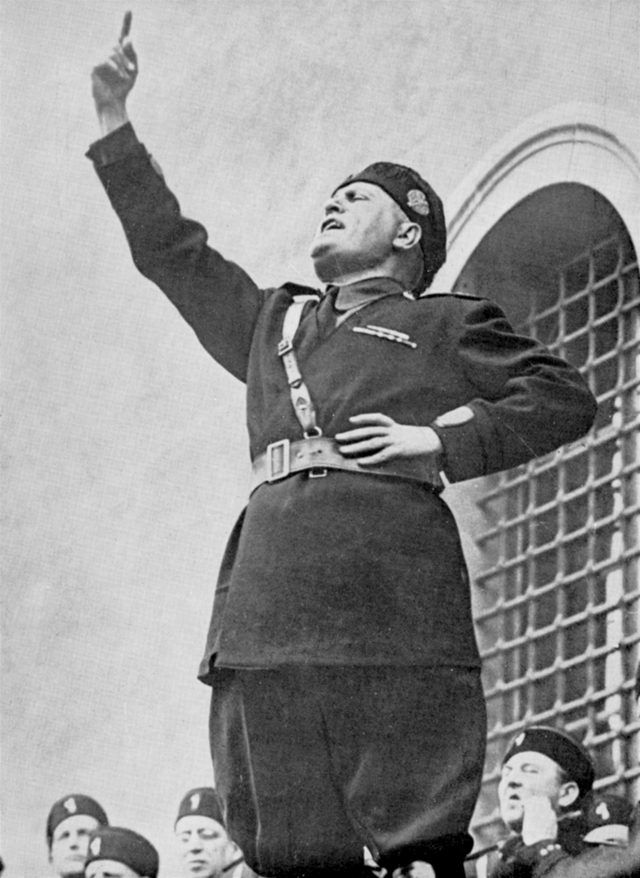 Mussolini tenant bras en l'air.
