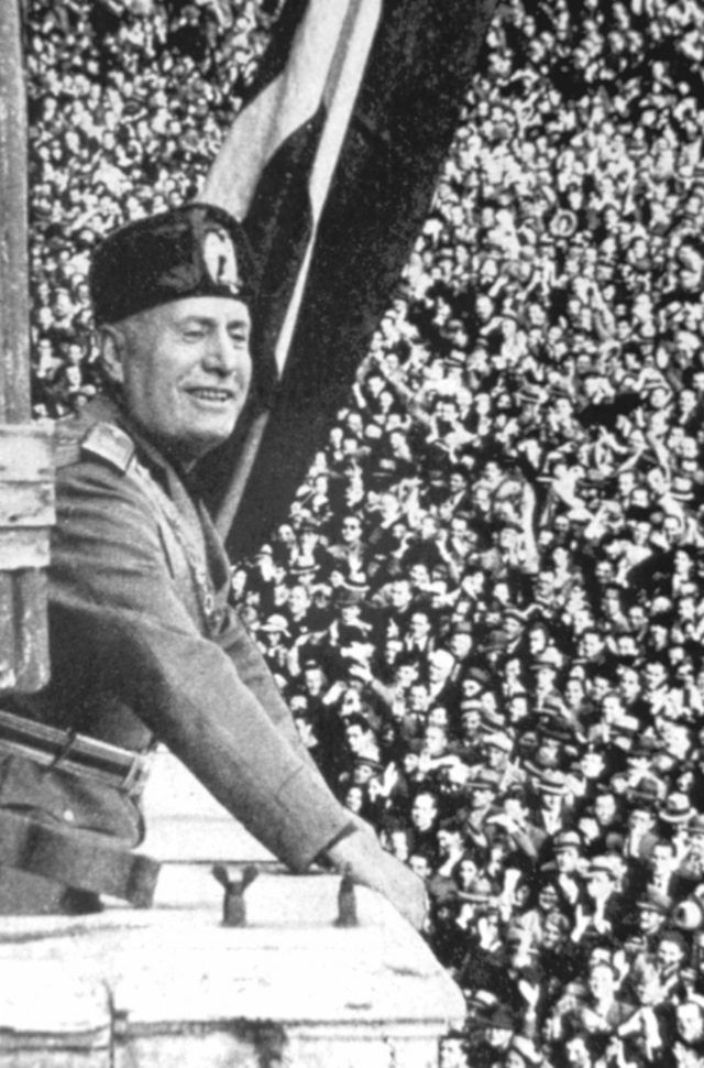Mussolini regardant la foule.