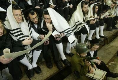 Juifs ultra-orthodoxes lecture du livre d'Esther pendant Pourim en Israël