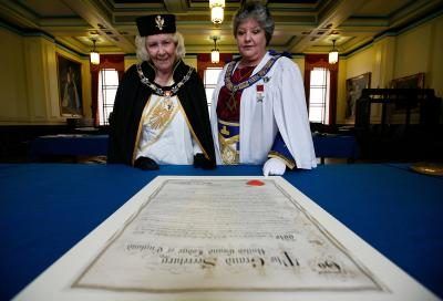 Femmes chefs francs-maçons donnent sur 1920 pétition pour le Grand Temple maçonnique à Londres, en Angleterre pour permettre aux femmes