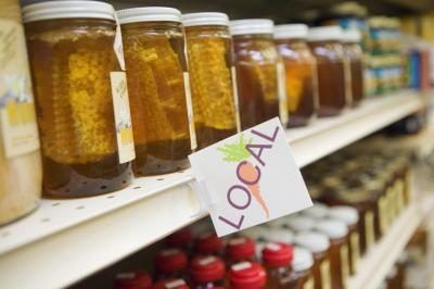 Choisissez miel bio locaux au lieu de sirop de maïs léger pour la sauce barbecue maison savoureux.