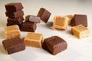 Fudge est un riche, dense bonbons de chocolat avec de minuscules cristaux de sucre.