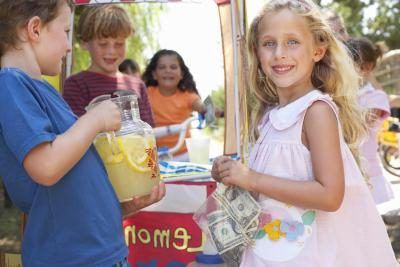 Des enfants qui courent stand de limonade