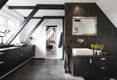 Un sol de la salle gris marbré réchauffe avec des installations en bois sombre et les armoires.