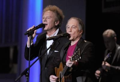 Art Garfunkel, Paul Simon et ont été intronisés au Long Island Music Hall of Fame en 2008.