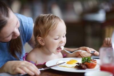 Les bébés plus âgés peuvent manger un plus large éventail d'aliments.