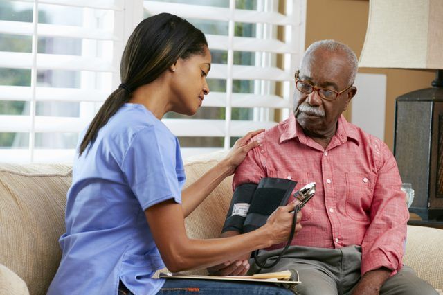 Un médecin vérifie un patient's blood pressure.