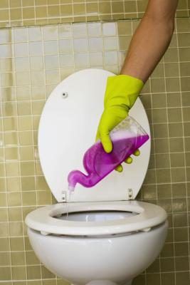 Man nettoyage des toilettes
