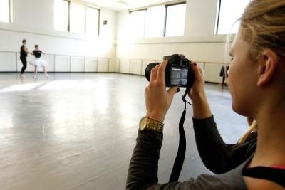L'utilisation d'un appareil photo reflex numérique pour photographier danseur de ballet