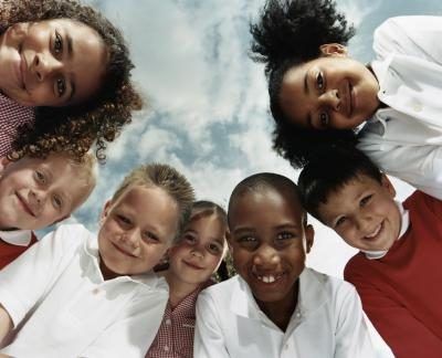 L'Université du Wisconsin souligne travailler avec les enfants de diverses origines.