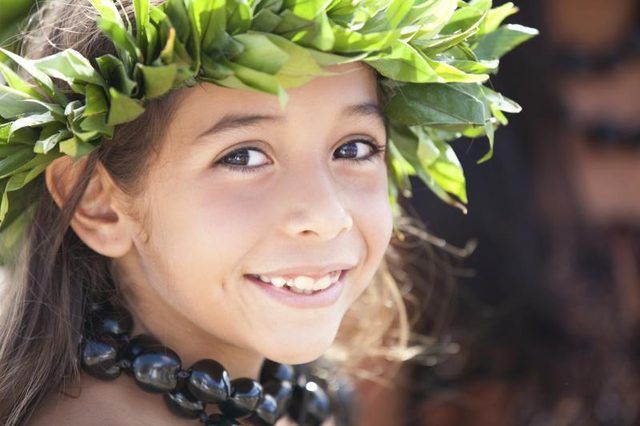 Une jeune fille portant une coiffe faite de feuilles de Hawaiian koa.