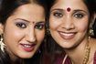 2 jeunes femmes indiennes en souriant.