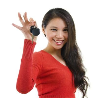 Jeune femme avec de nouvelles clés de voiture.