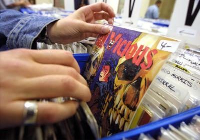 Collector parcourt bacs de bandes dessinées