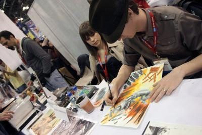 Un artiste de bande dessinée fonctionne sur une illustration à New York ComicCon