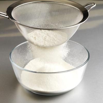 Tamiser la farine allège en incorporant l'air entre ses particules.