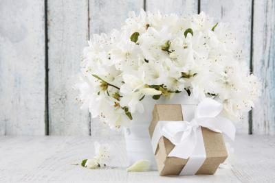 Bouquet de fleurs blanches sur la table.