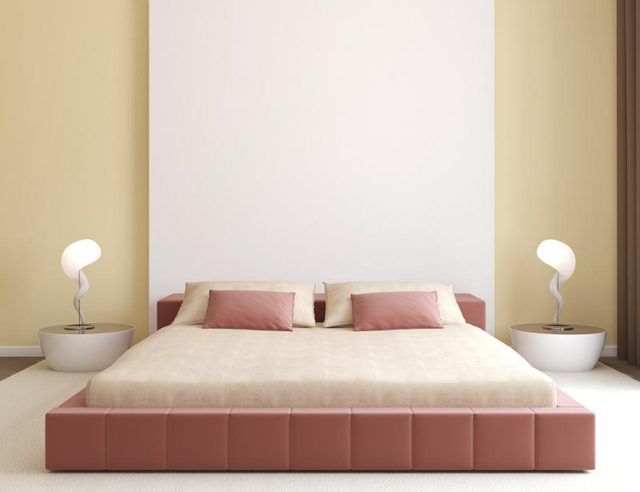 Une chambre contemporaine de style minimaliste avec un schéma rose et beige couleur.