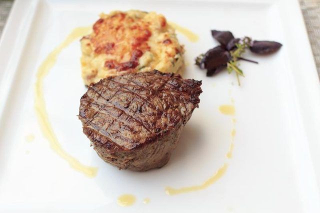 Une entrée avec le filet mignon sur une plaque garnie de restaurant.