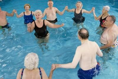 Groupe de personnes âgées à un cours de conditionnement physique aquatique