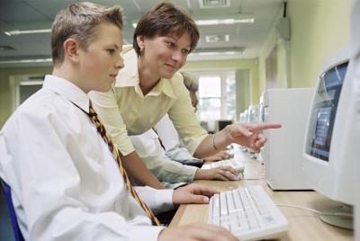 Les adolescents peuvent travailler dans les bureaux.