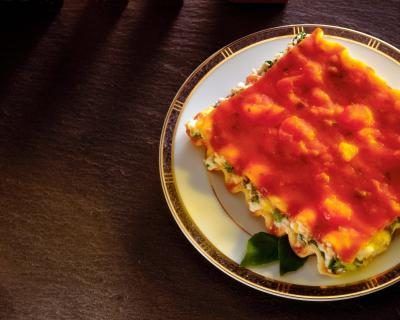 Lasagne est un plat copieux à base de sauce, nouilles et fromage.