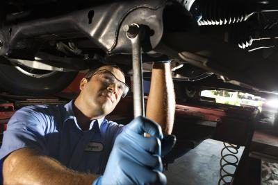 Techniciens et mécaniciens d'entretien d'automobiles ne doivent pas posséder diplôme d'études secondaires.