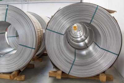 Bobines de fil d'aluminium.