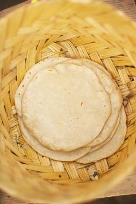 L'acide sorbique est parfois utilisé pour inhiber la croissance de moisissures sur les tortillas.