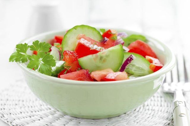 Petit bol de salade de légumes frais.
