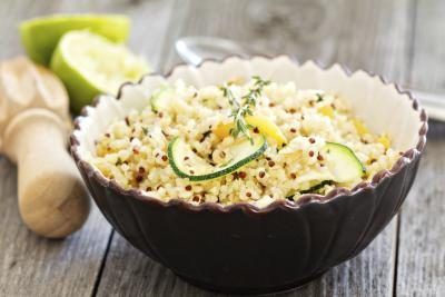 Petit bol de salade de quinoa maison.